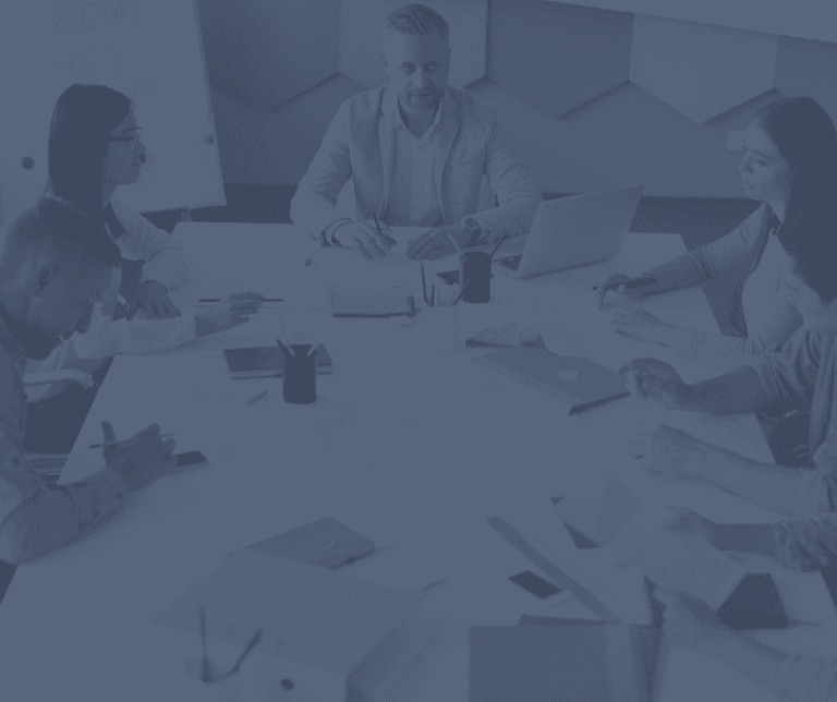 Conselho consultivo em uma mesa de reunião, com seus materiais para discutir algum assunto